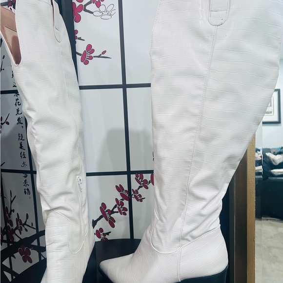 White Heeled Knee-High Boots with Pointed Toe - Picture 3 of 3